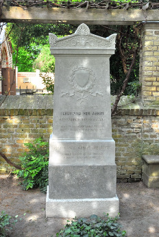 Grabmal des Hofbaurats Ferdinand von Arnim nach der Restaurierung 2014/2015